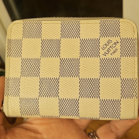 Louis Vuitton Handbags - EUC AUTHENTIC LV Louis Vuitton zippy wallet. GORGEOUS with dustbag